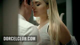 Lidenskapelig sex med en nydelig kone Mia Malkova