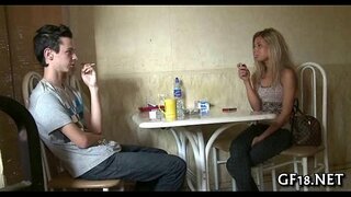 Il ragazzo si siede e guarda