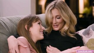 Äitipuoli saa hänen perse sormitus ja nuoli, jonka tytärpuoli