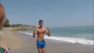 Młoda Kitty Love kocha się pieprzyć z chłopakami w centrum kraju!