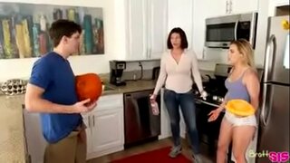 Furtivamente con stepsister mentre la mamma si fa labore casa